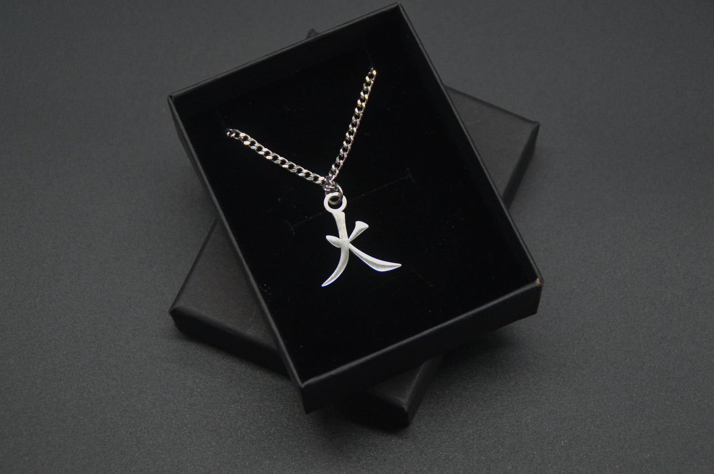 Feuer Kanji Halskette aus der Godai Kollektion. Minimalistischer Japan Schmuck mit dem (火) Hi-Schriftzeichen als Edelstahl Anhänger in einer edlen Geschenkbox verpackt.