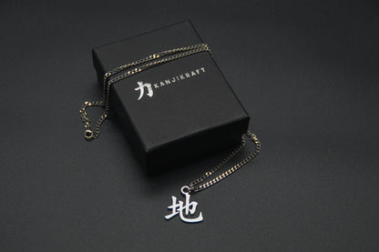 Erde Kanji Halskette aus der Godai Kollektion. Minimalistischer Japan Schmuck mit dem (地) Chi-Schriftzeichen als Edelstahl Anhänger auf einer edlen KanjiKraft Geschenkbox.