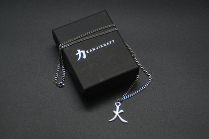 Feuer Kanji Halskette aus der Godai Kollektion. Minimalistischer Japan Schmuck mit dem (火) Hi-Schriftzeichen als Edelstahl Anhänger auf einer edlen KanjiKraft Geschenkbox.