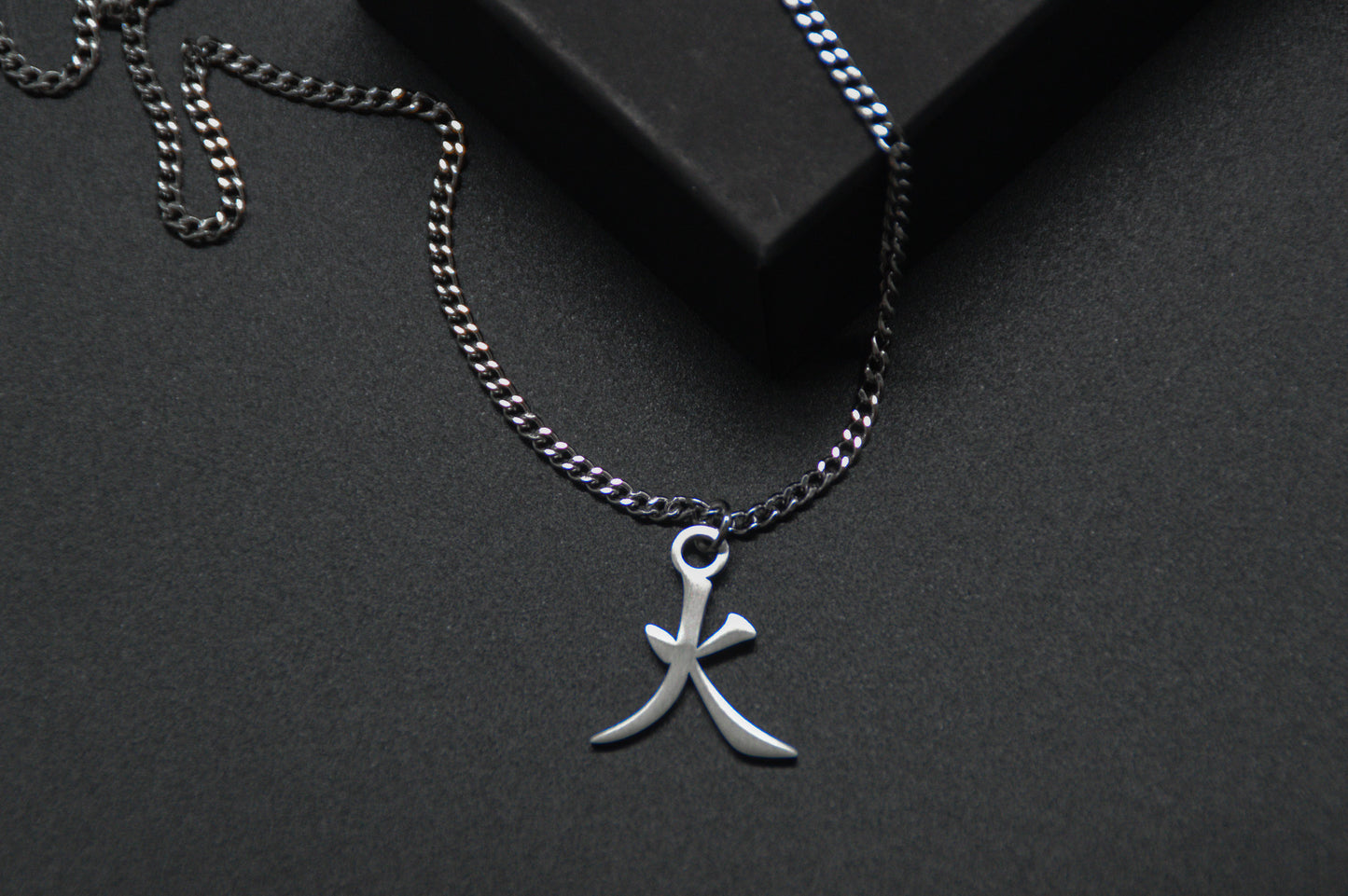 Feuer Kanji Halskette aus der Godai Kollektion. Close Up Japan Schmuck mit dem (火) Hi-Schriftzeichen als Edelstahl Anhänger. 
