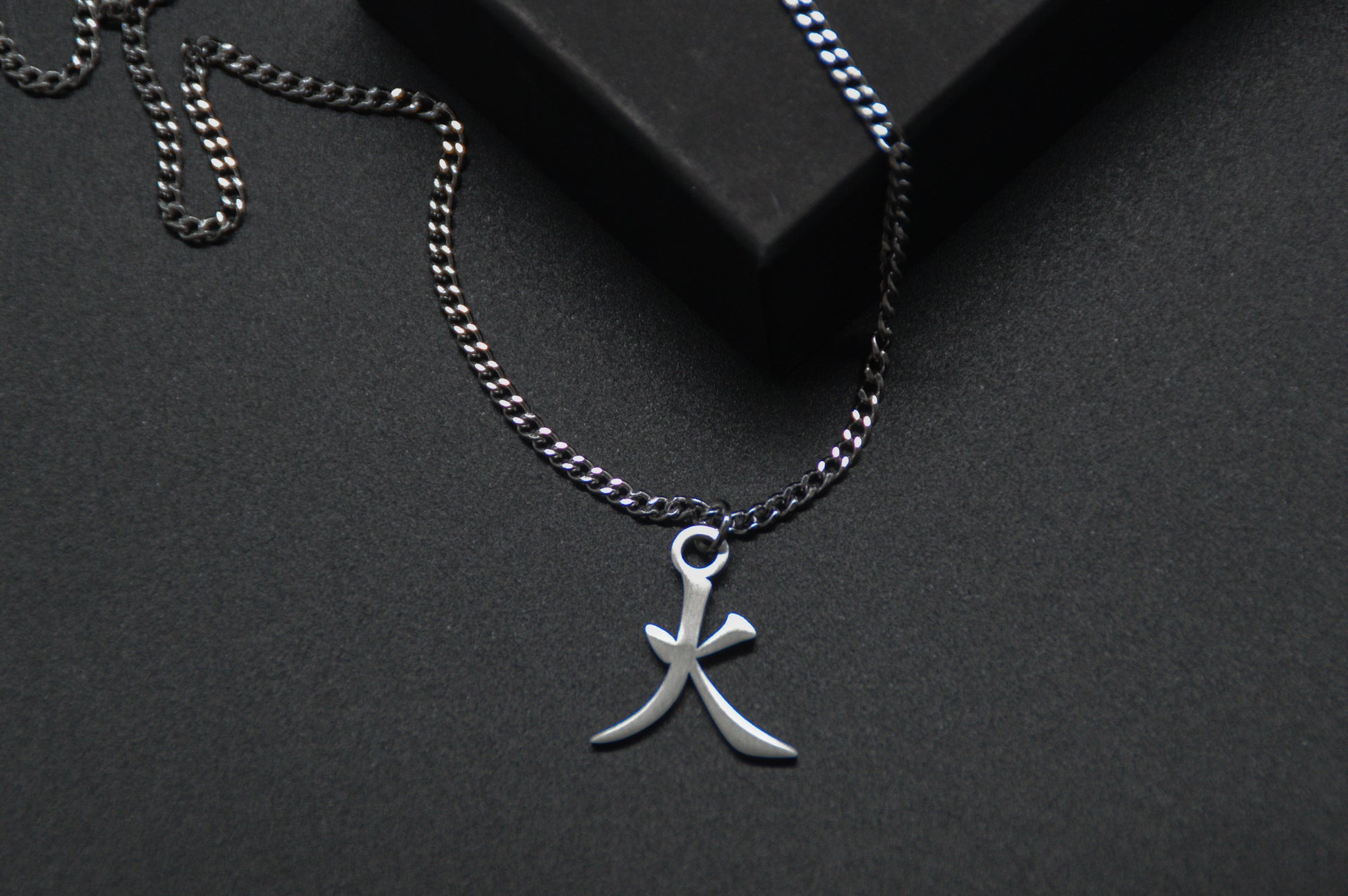 Feuer Kanji Halskette aus der Godai Kollektion. Close Up Japan Schmuck mit dem (火) Hi-Schriftzeichen als Edelstahl Anhänger. 