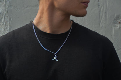 (火) Feuer Kanji Halskette aus der Godai Kollektion. Frontales Model Foto, mit schwarzem Tshirt und Blick zur Seite.
