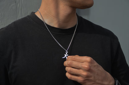 (火) Feuer Kanji Halskette aus der Godai Kollektion. Getragen von unseren Model und in die Kamera gehalten. Es sitzt perfekt und sieht cool aus.
