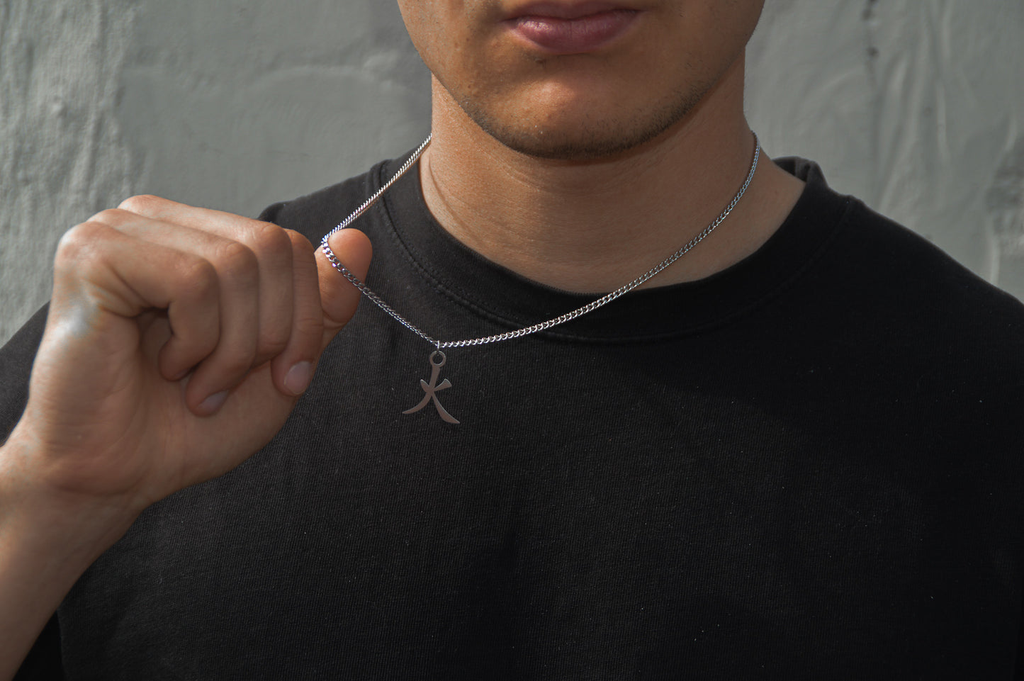 (火) Feuer Kanji Halskette aus der Godai Kollektion. Getragen von unseren Model und in die Kamera gehalten. Es sitzt perfekt und sieht cool aus.