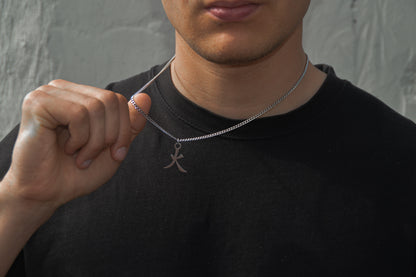 (火) Feuer Kanji Halskette aus der Godai Kollektion. Getragen von unseren Model und in die Kamera gehalten. Es sitzt perfekt und sieht cool aus.