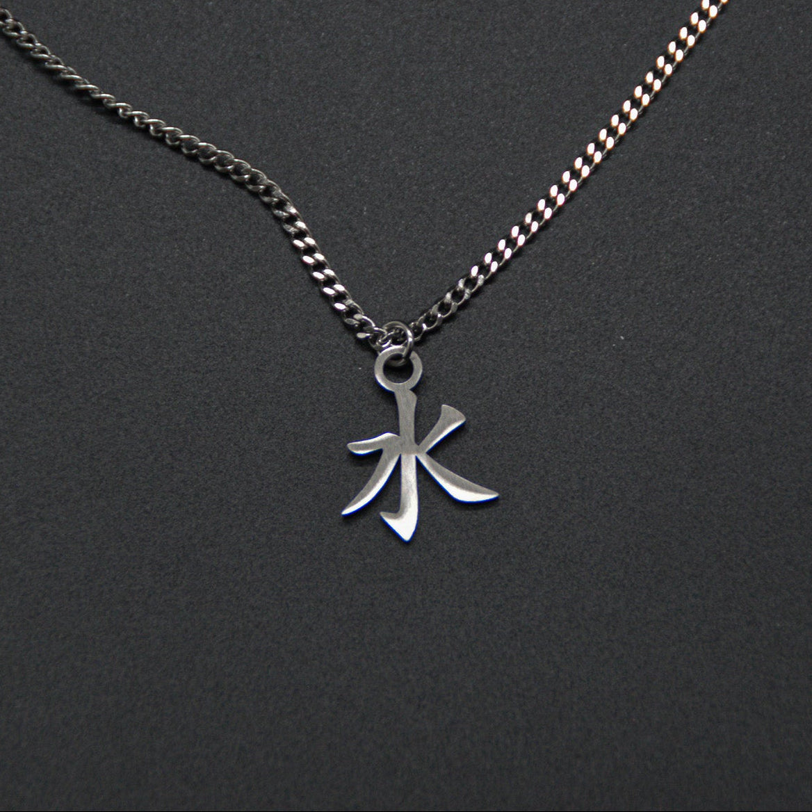 Wasser Kanji Halskette aus der Godai Kollektion. Minimalistischer Japan Schmuck mit dem (水) Sui-Schriftzeichen als Edelstahl Anhänger. 