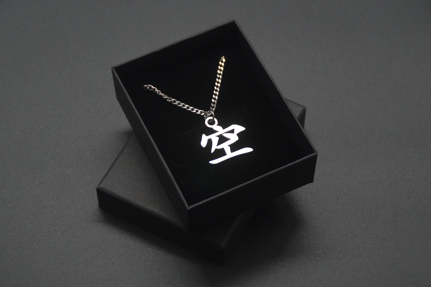 Leere Kanji Halskette aus der Godai Kollektion. Minimalistischer Japan Schmuck mit dem (空) Ku-Schriftzeichen als Edelstahl Anhänger in einer edlen Geschenkbox verpackt.