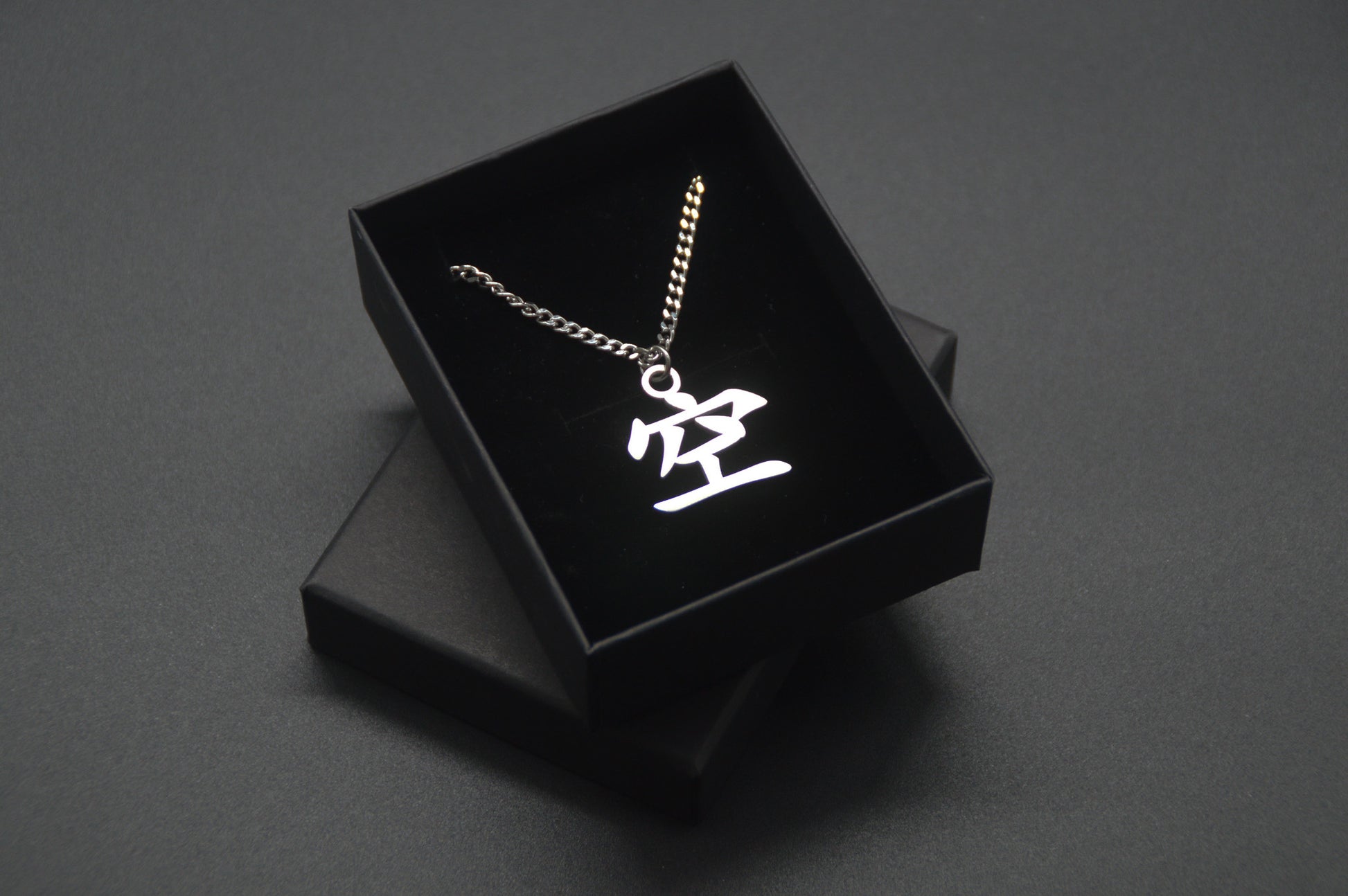 Leere Kanji Halskette aus der Godai Kollektion. Minimalistischer Japan Schmuck mit dem (空) Ku-Schriftzeichen als Edelstahl Anhänger in einer edlen Geschenkbox verpackt.