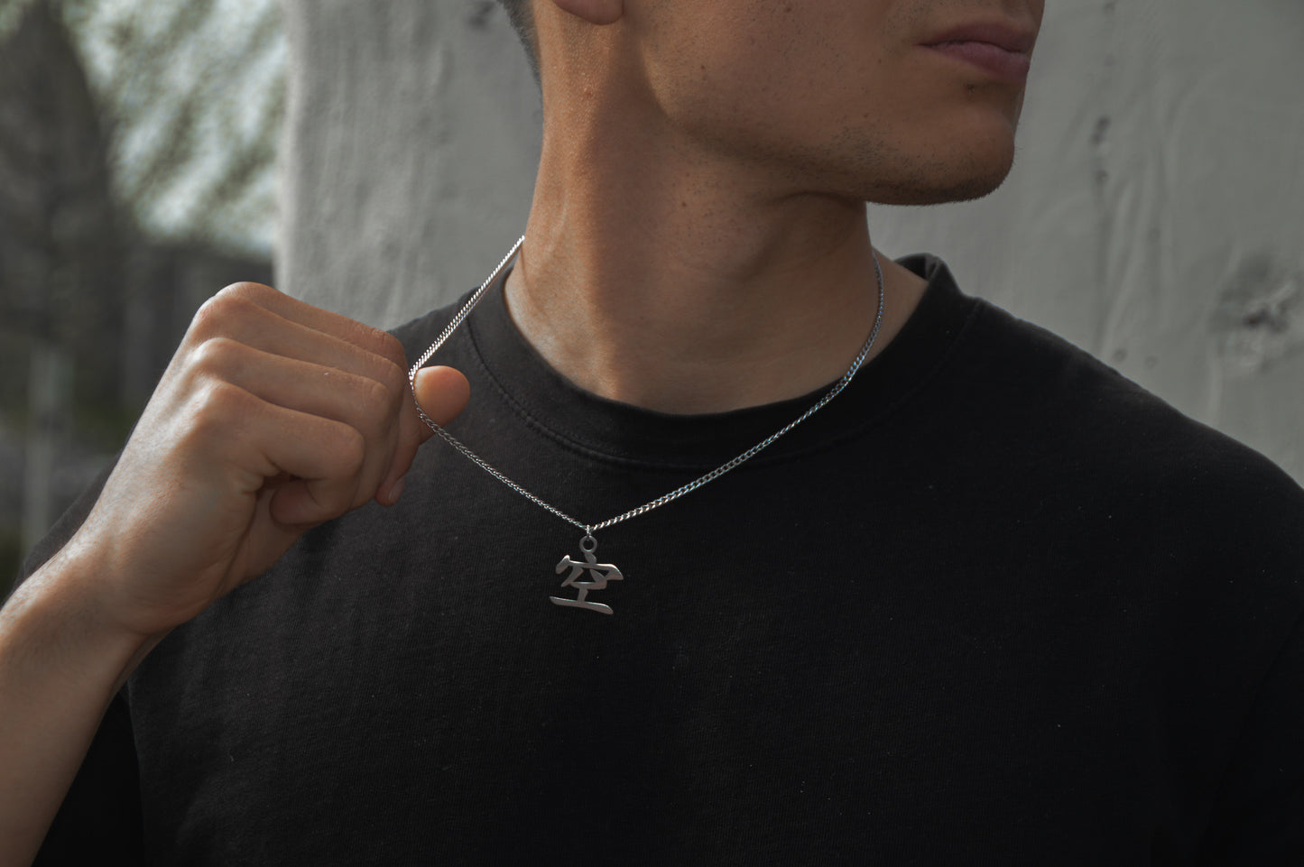 (空) Leere Kanji Halskette aus der Godai Kollektion. Getragen von unseren Model und in die Kamera gehalten. Es sitzt perfekt und sieht cool aus.