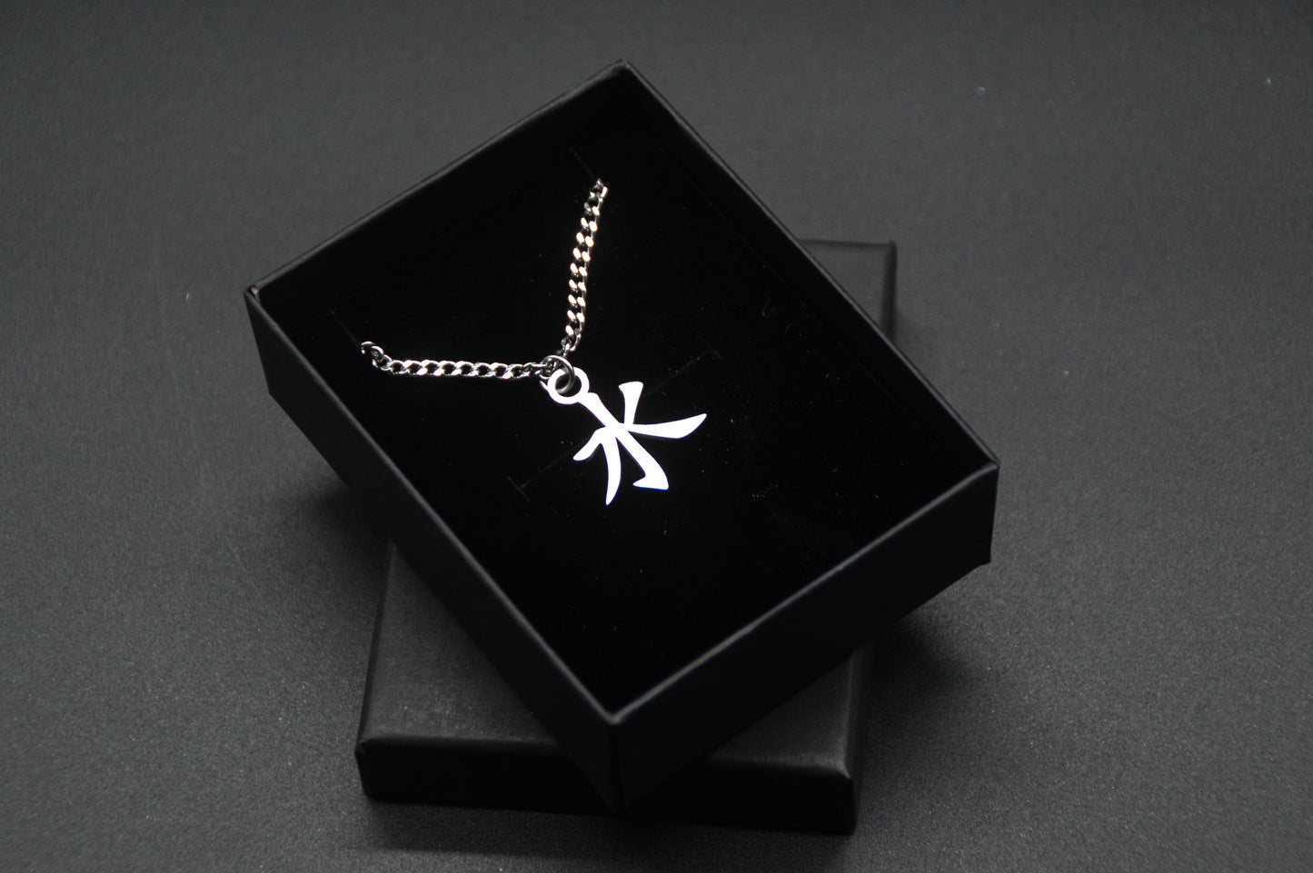Wasser Kanji Halskette aus der Godai Kollektion. Minimalistischer Japan Schmuck mit dem (水) Sui-Schriftzeichen als Edelstahl Anhänger in einer edlen Geschenkbox verpackt.