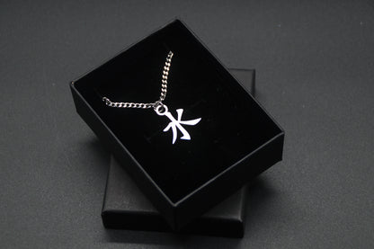 Wasser Kanji Halskette aus der Godai Kollektion. Minimalistischer Japan Schmuck mit dem (水) Sui-Schriftzeichen als Edelstahl Anhänger in einer edlen Geschenkbox verpackt.