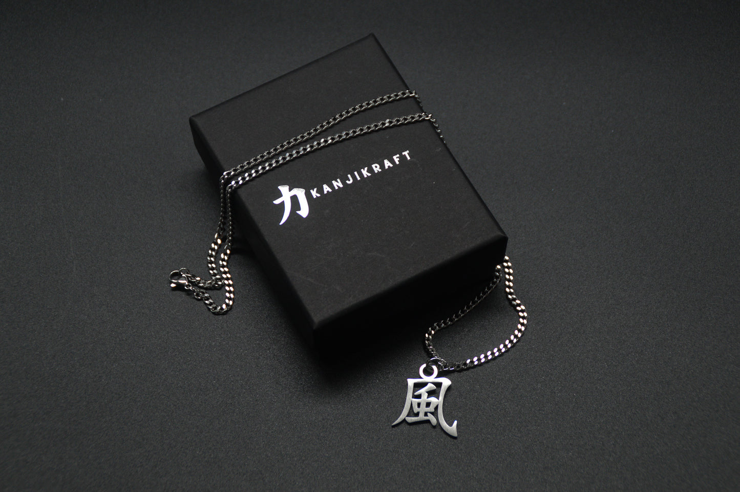 Wind Kanji Halskette aus der Godai Kollektion. Minimalistischer Japan Schmuck mit dem (風) Kaze-Schriftzeichen als Edelstahl Anhänger auf einer edlen KanjiKraft Geschenkbox.
