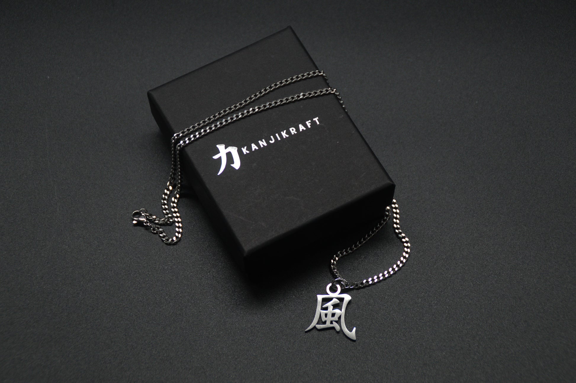 Wind Kanji Halskette aus der Godai Kollektion. Minimalistischer Japan Schmuck mit dem (風) Kaze-Schriftzeichen als Edelstahl Anhänger auf einer edlen KanjiKraft Geschenkbox.