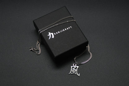 Wind Kanji Halskette aus der Godai Kollektion. Minimalistischer Japan Schmuck mit dem (風) Kaze-Schriftzeichen als Edelstahl Anhänger auf einer edlen KanjiKraft Geschenkbox.