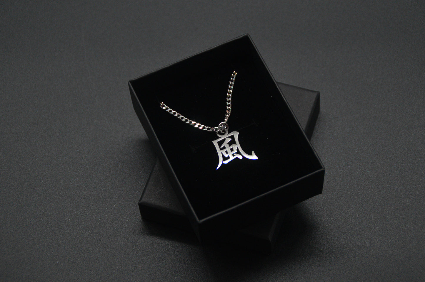 Wind Kanji Halskette aus der Godai Kollektion. Minimalistischer Japan Schmuck mit dem (風) Kaze-Schriftzeichen als Edelstahl Anhänger in einer edlen Geschenkbox verpackt.
