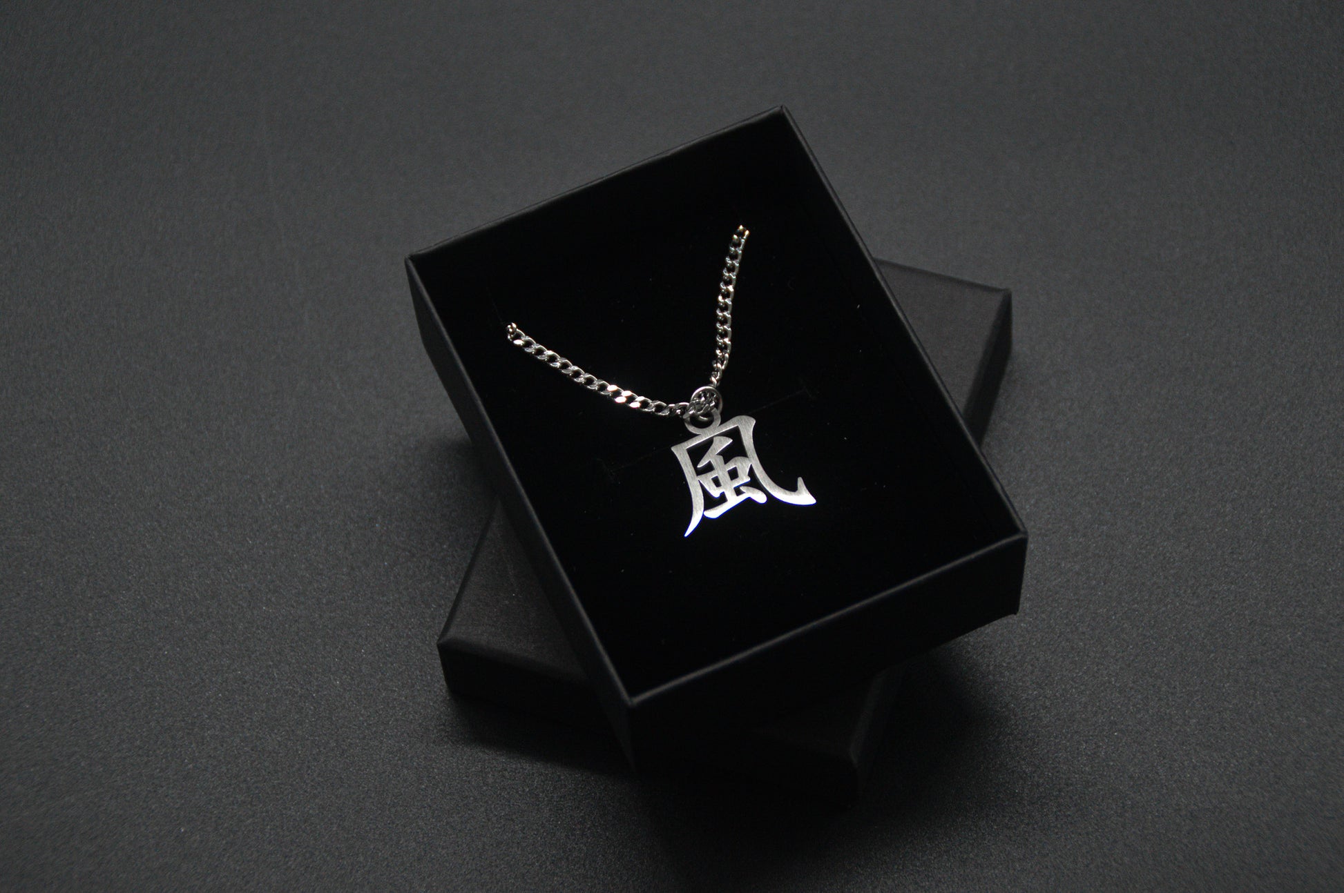 Wind Kanji Halskette aus der Godai Kollektion. Minimalistischer Japan Schmuck mit dem (風) Kaze-Schriftzeichen als Edelstahl Anhänger in einer edlen Geschenkbox verpackt.