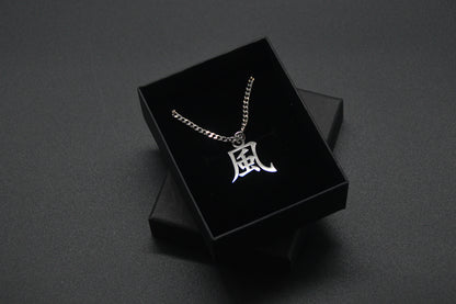 Wind Kanji Halskette aus der Godai Kollektion. Minimalistischer Japan Schmuck mit dem (風) Kaze-Schriftzeichen als Edelstahl Anhänger in einer edlen Geschenkbox verpackt.