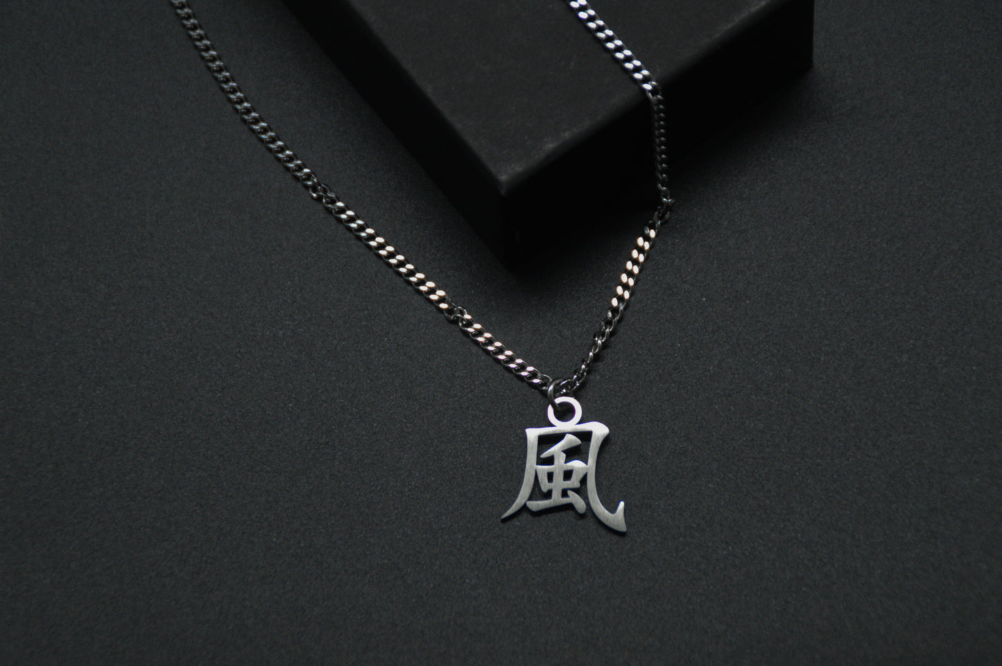 Wind Kanji Halskette aus der Godai Kollektion. Close Up Japan Schmuck mit dem (風) Kaze-Schriftzeichen als Edelstahl Anhänger. 