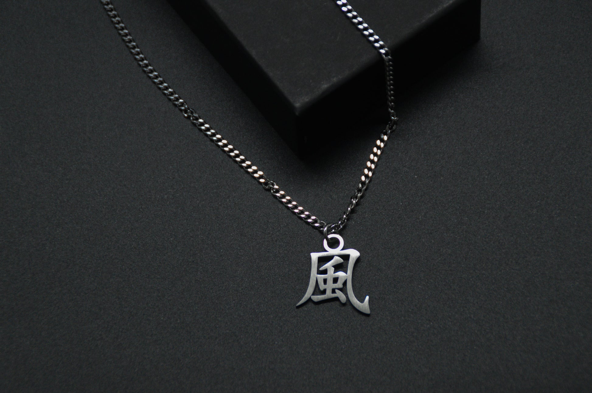 Wind Kanji Halskette aus der Godai Kollektion. Close Up Japan Schmuck mit dem (風) Kaze-Schriftzeichen als Edelstahl Anhänger. 