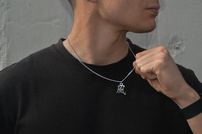(風) Wind Kanji Halskette aus der Godai Kollektion. Getragen von unseren Model und in die Kamera gehalten. Es sitzt perfekt und sieht cool aus.